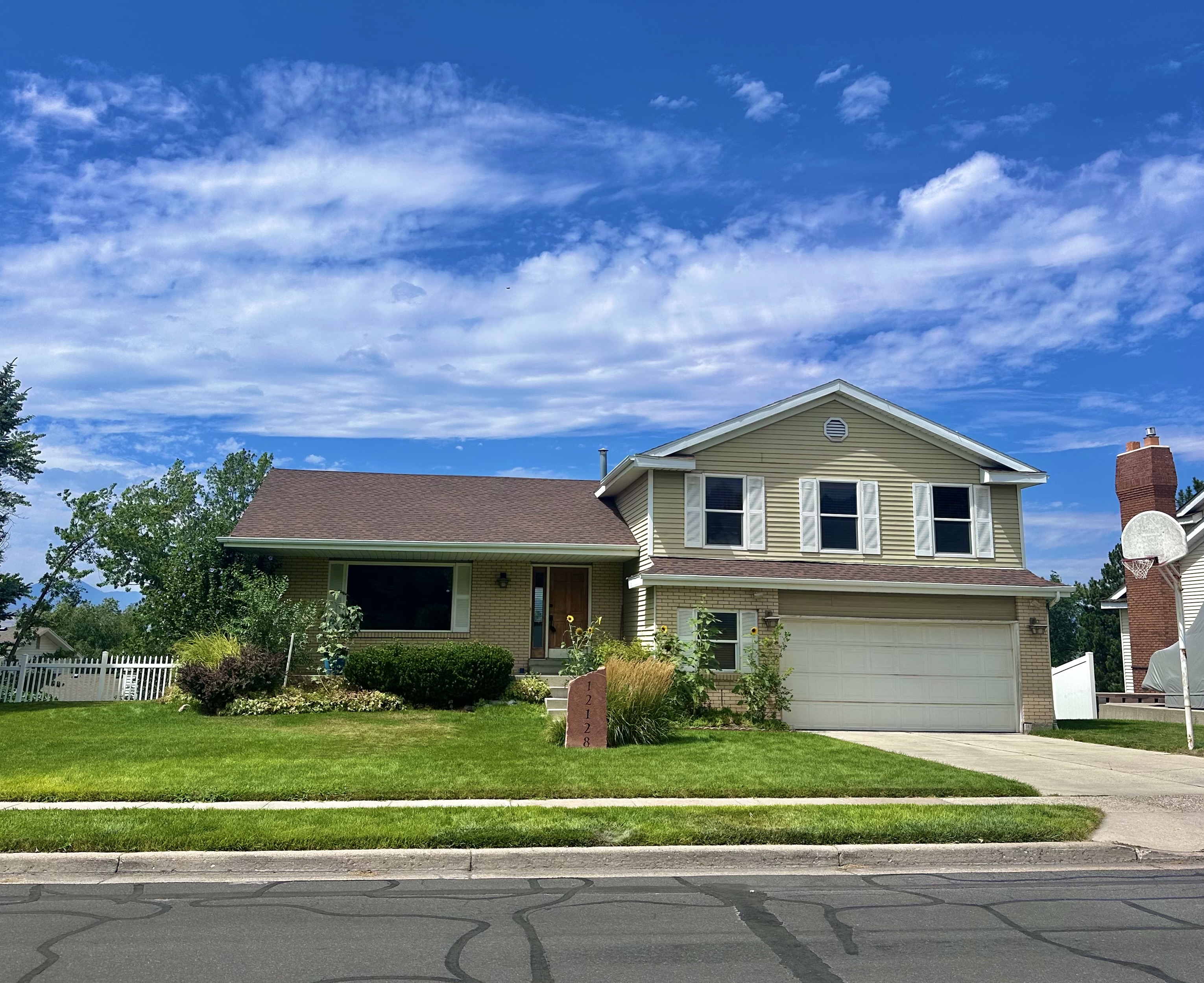 Sandy House: 12128 S Woodridge Rd