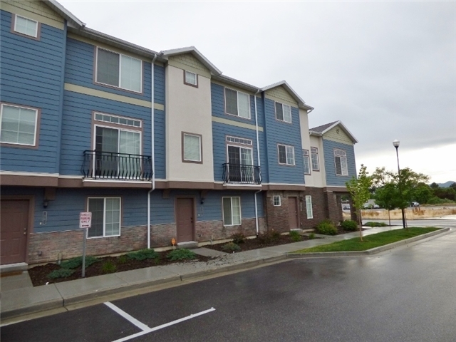 Sandy Townhome: 24 E Opequon Rd