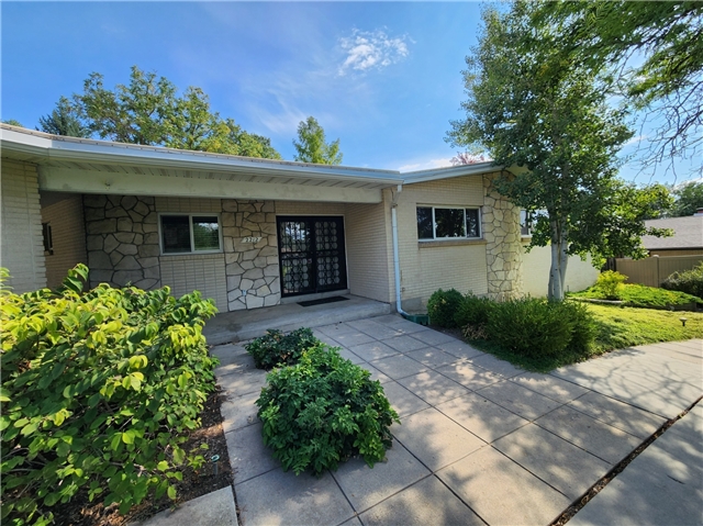 Holladay House: 2212 E Melodie Ann Way