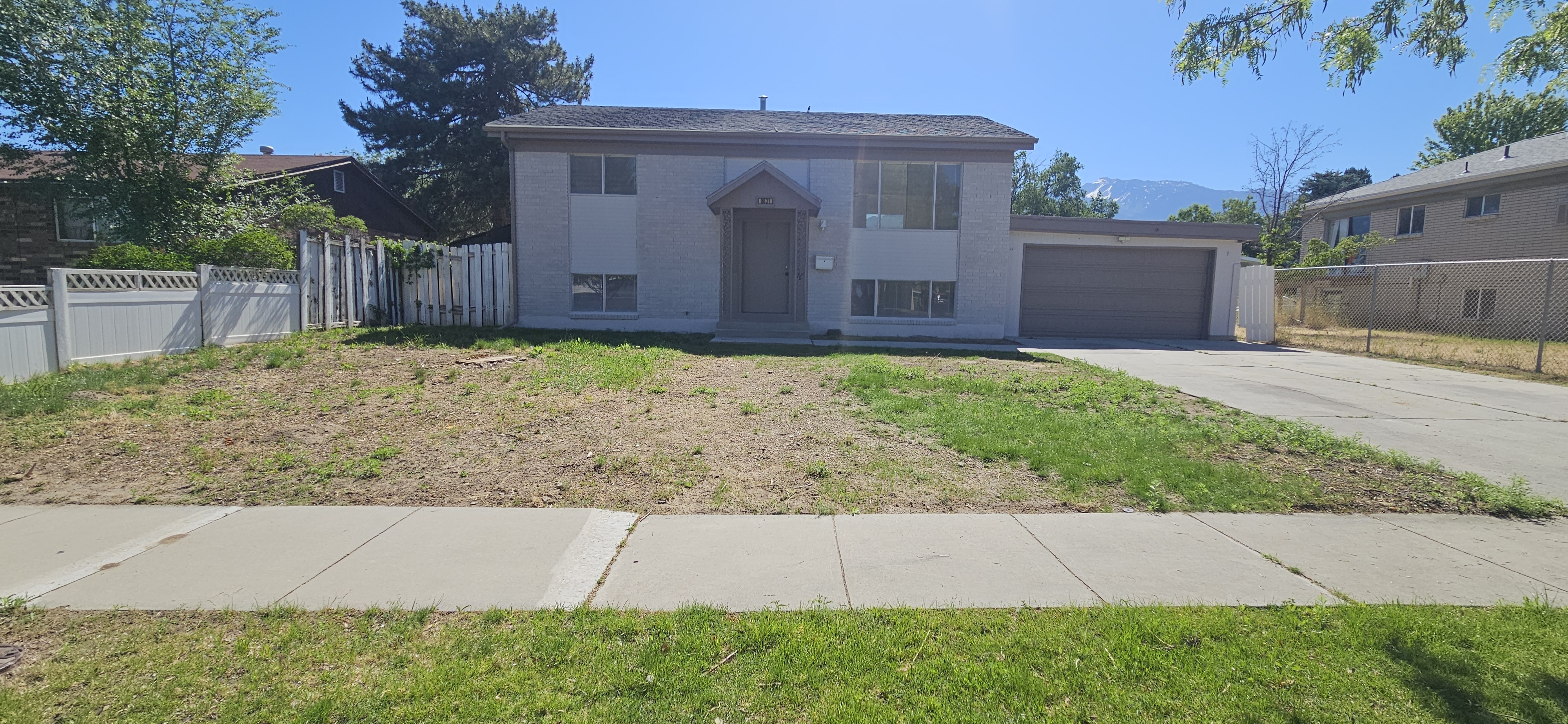 Sandy House: 9831 S Darin Dr
