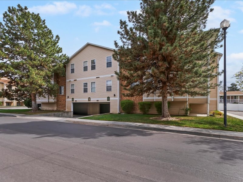 Sandy Condo: 816 E Gatewood Dr