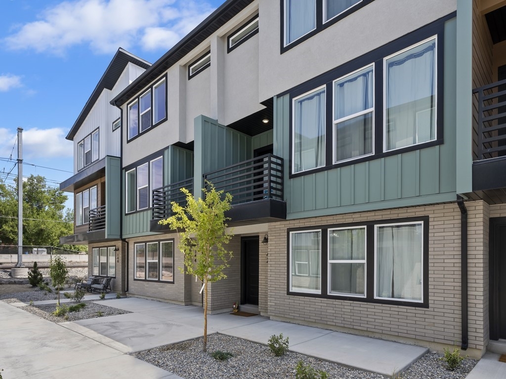 Sandy Townhome: 142 E Amboise Ct