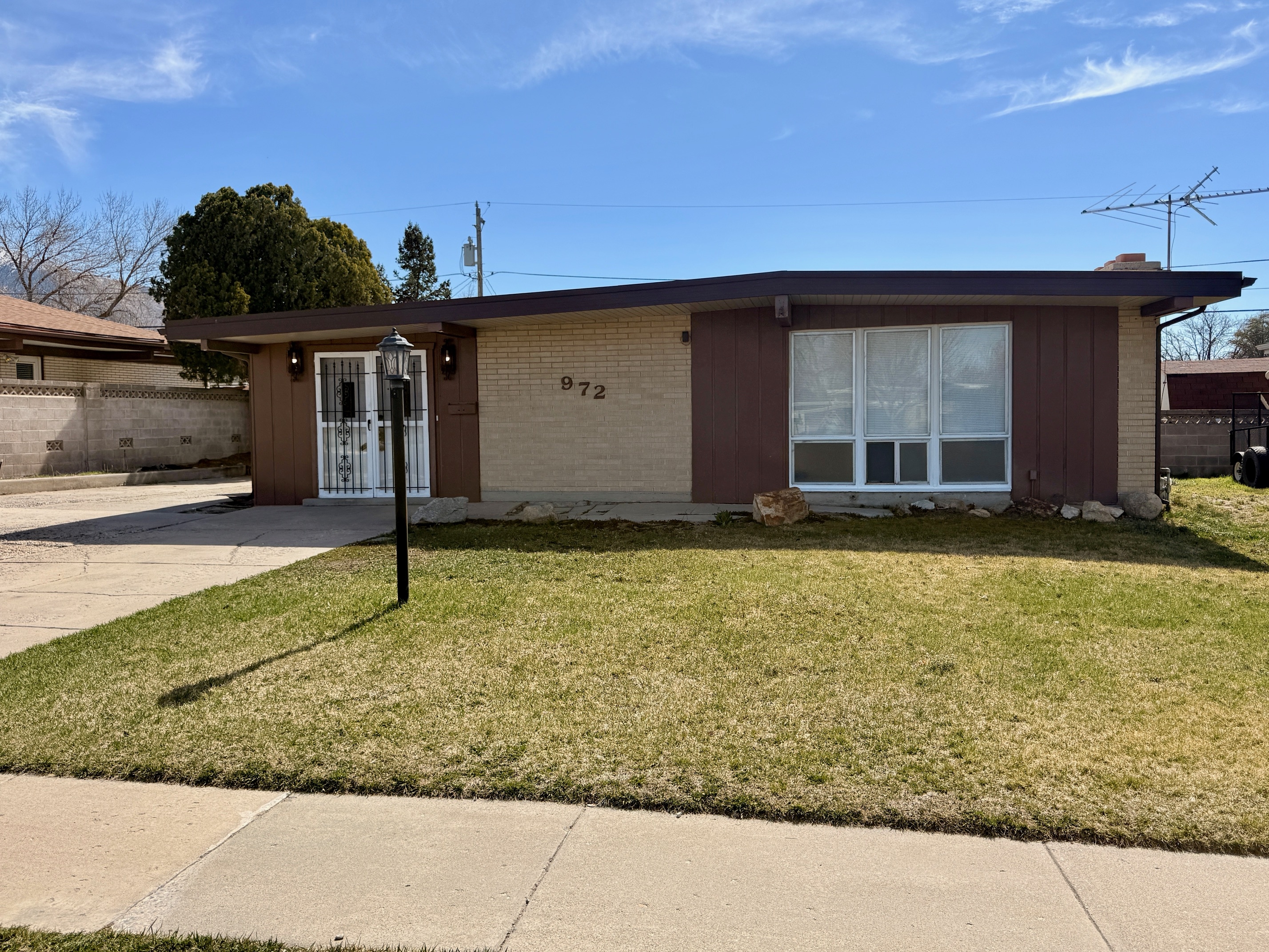 Sandy House: 972 E Larkspur Dr