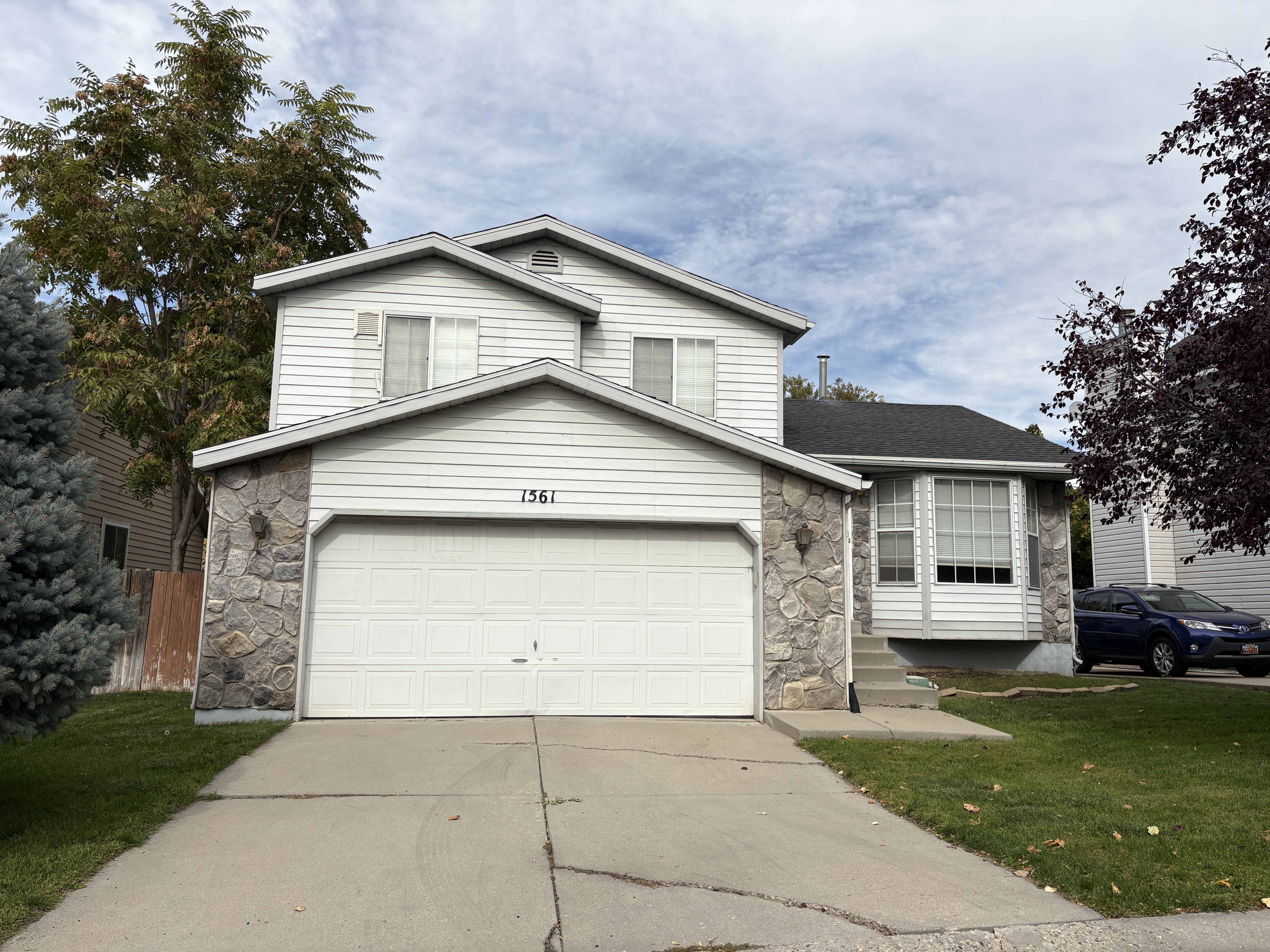 Holladay House: 1561 E Amblewood Ln