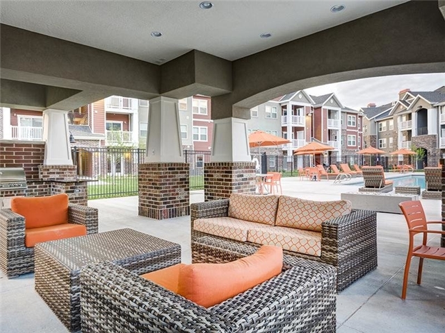 Vineyard Apartment: 100 S Geneva RD