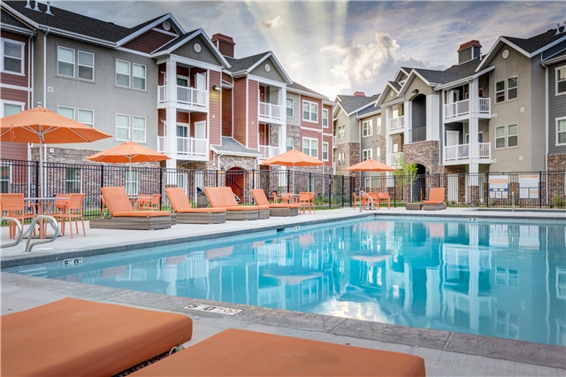 Vineyard Apartment: 100 S Geneva RD