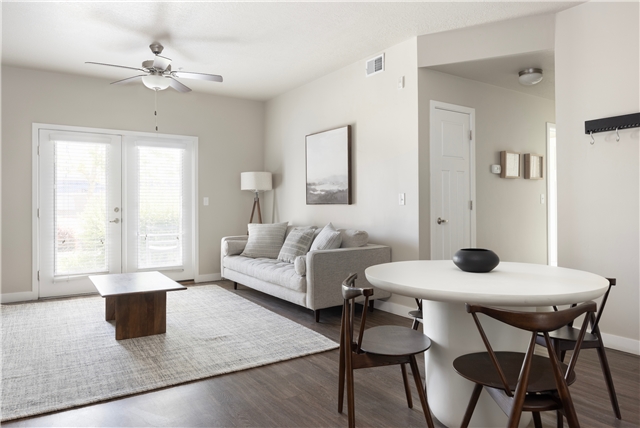 Vineyard Apartment: 100 S Geneva RD