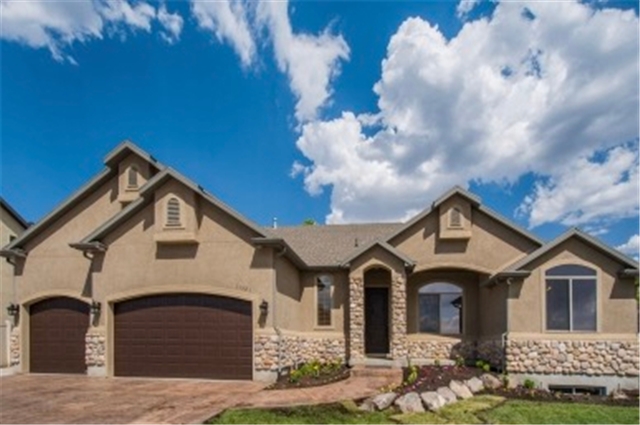 Sandy House: 11521 S Black Forest Dr