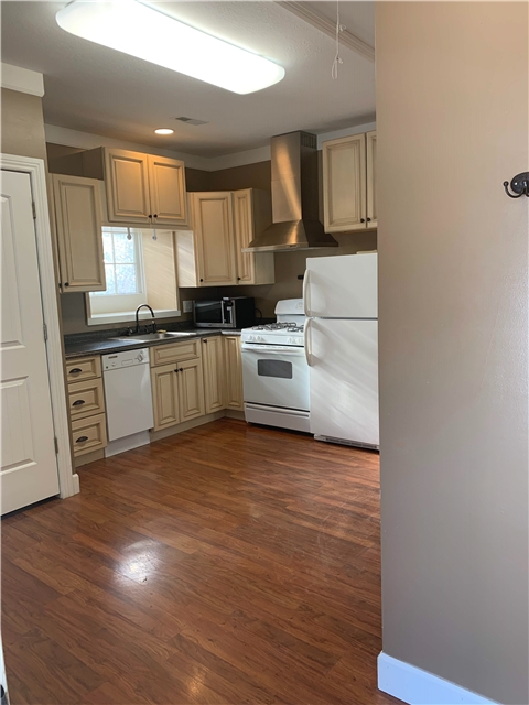 Centerville House: 557 N 400 E