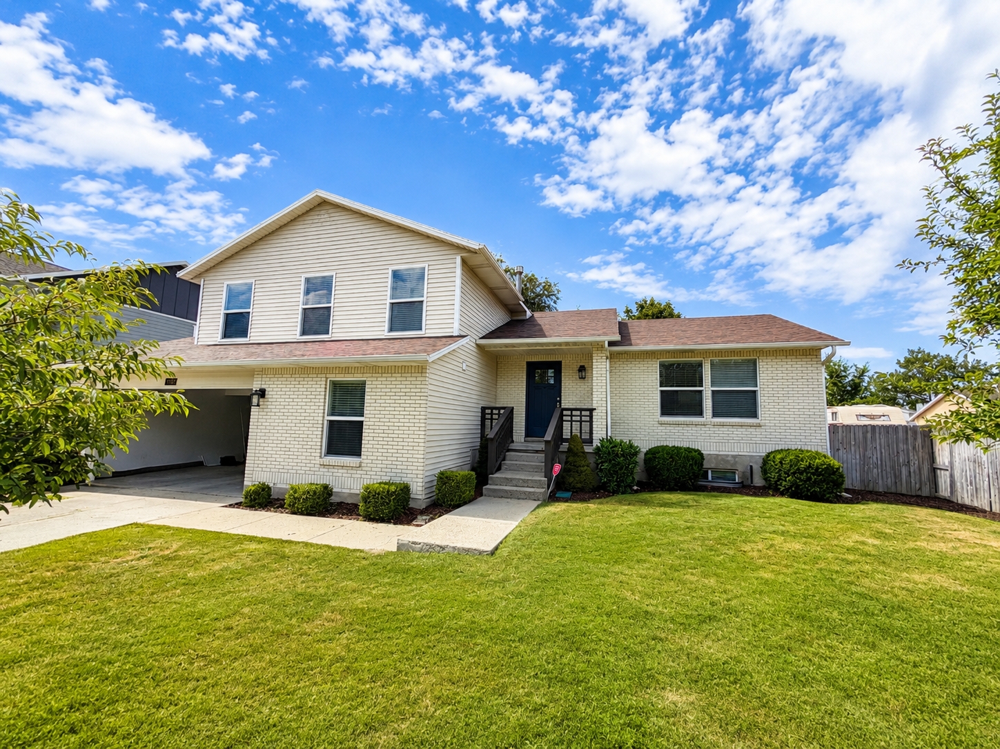 Sandy House: 1564 E Hidden Valley Dr