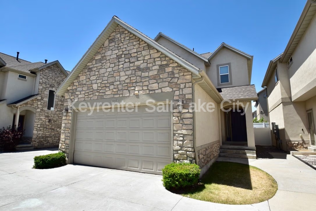 South Jordan House: 1555 W Wynview Ln