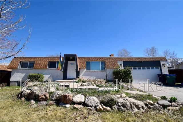 Sandy House: 8147 S Boysenberry Dr