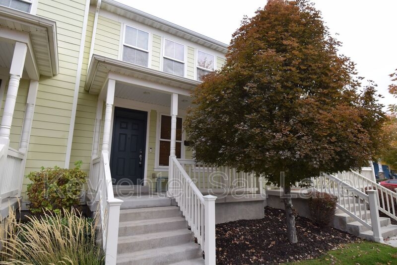 South Jordan Townhome: 10533 S Oquirrh Lake Rd