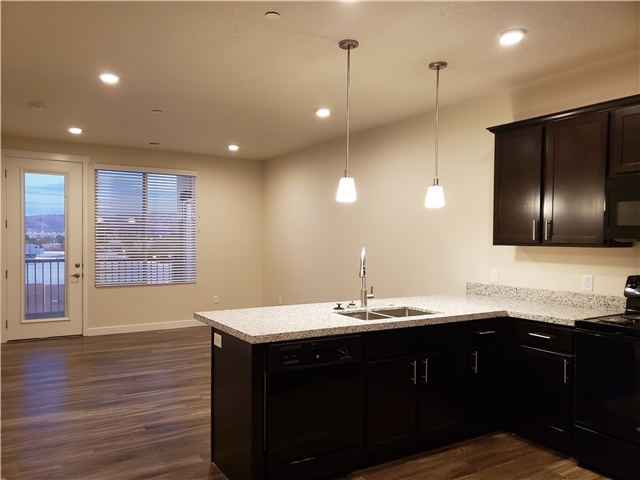 Murray Apartment: 54 W Fireclay Ave