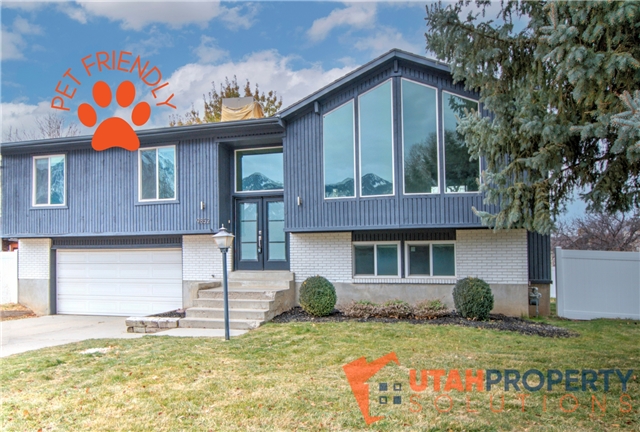 Sandy House: 9852 S Pinehurst Dr