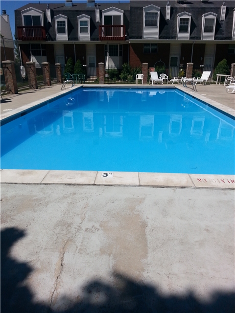 Sandy Townhome: 657 E Williamsburg Park Cir