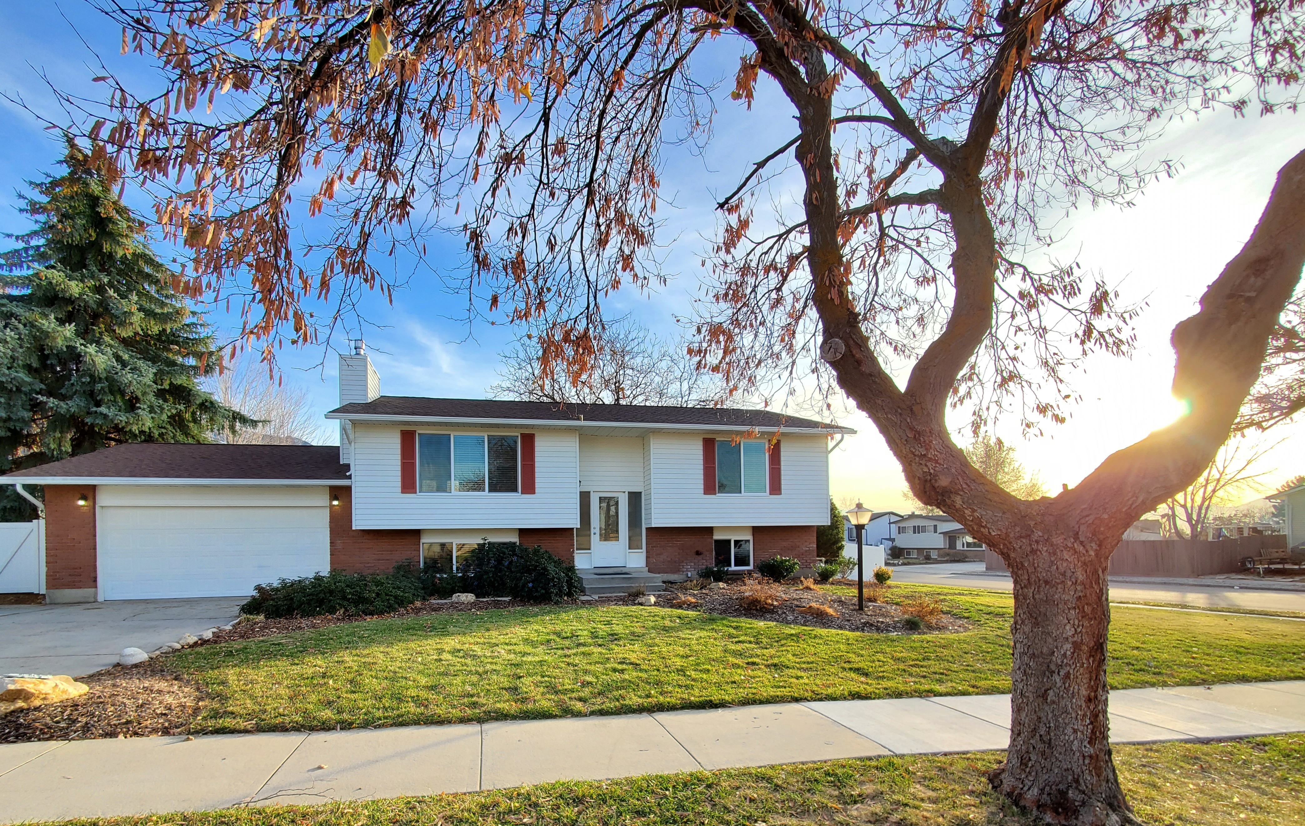 Sandy House: 2694 E Teal Way