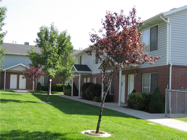 Layton Townhome: 488 Elm St