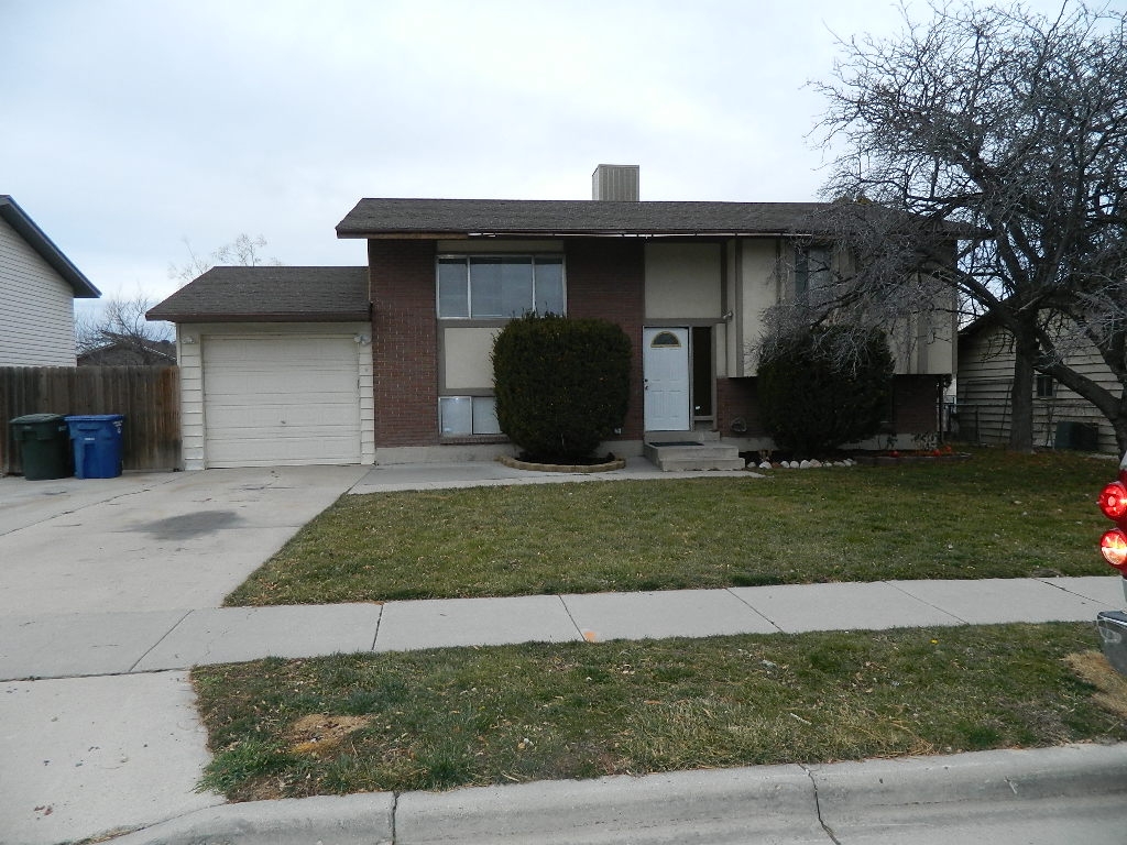 West Valley City House: 5032 West Cherrywood Lane