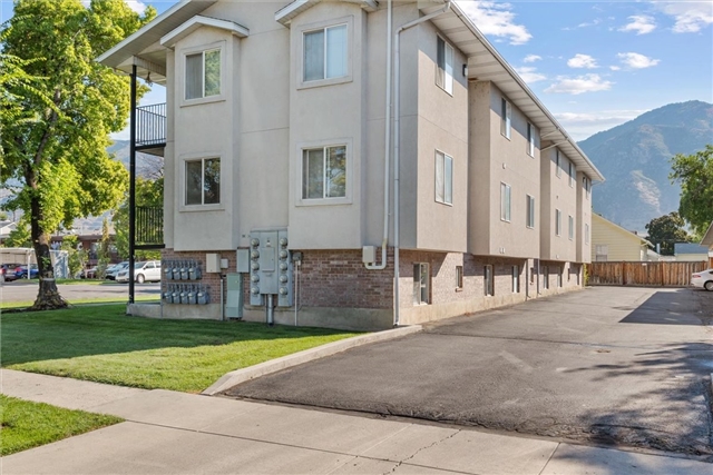 Provo Apartment: 389 W 400 N