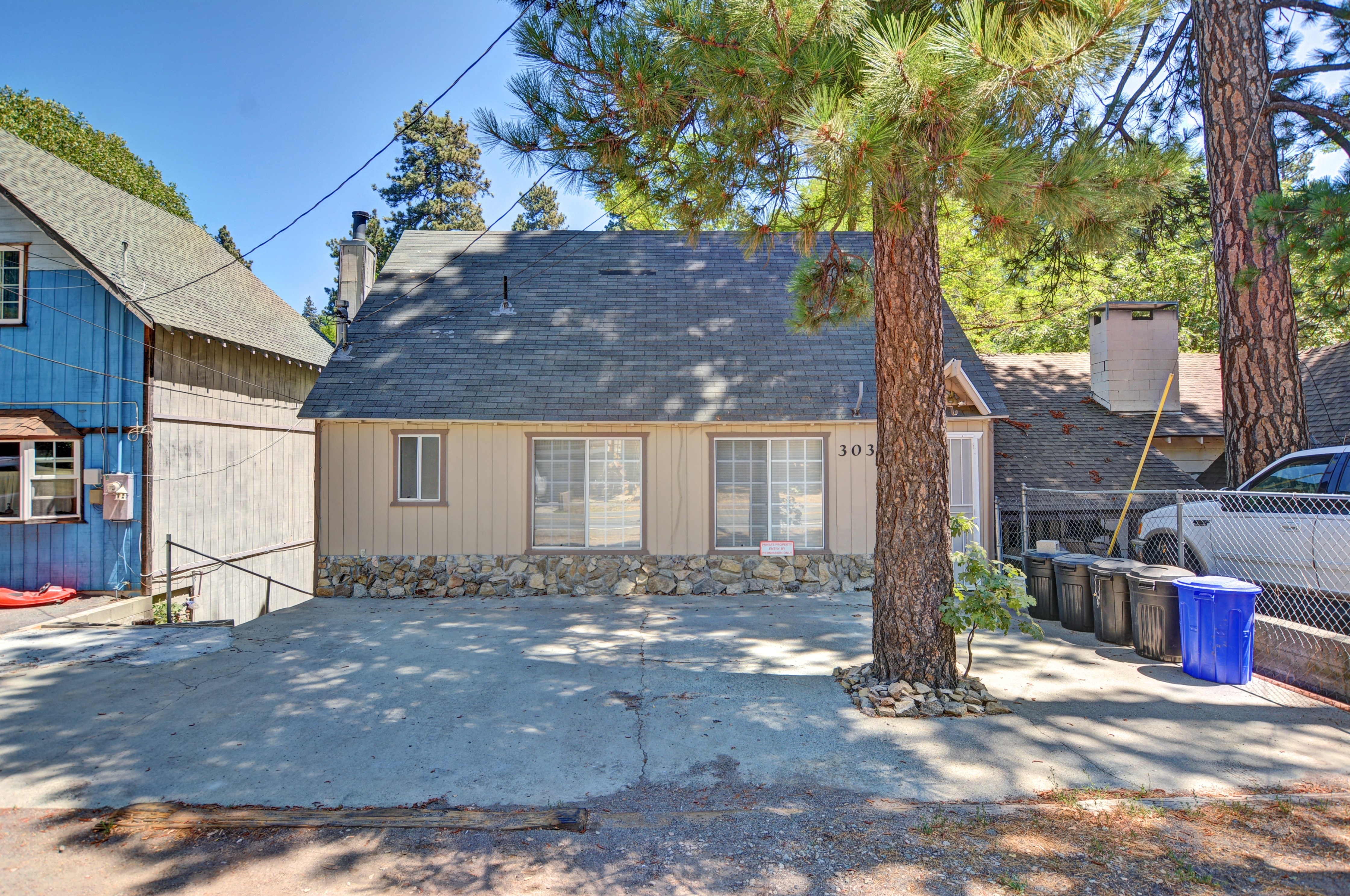 Crestline House: 303 S State Highway 138