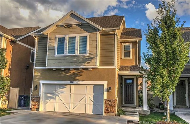 Sandy House: 142 E Crescent Pine Ln