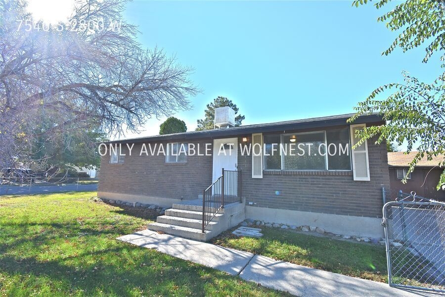 West Jordan House: 7540 S 2800 W