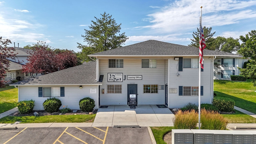 Murray Apartment: 875 W Meadowbrook Expy