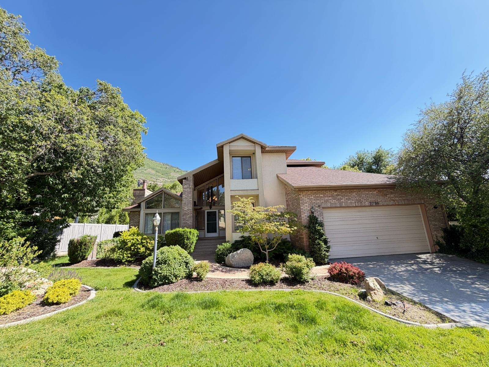 Sandy House: 2298 E Oak Leaf Way