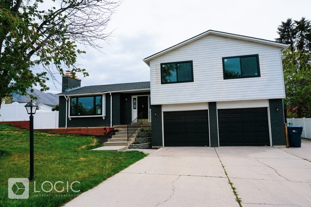 Sandy House: 1208 E Cedar View Dr