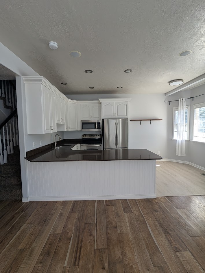 Sandy Townhome: 7826 S Sequoia Tree Ln