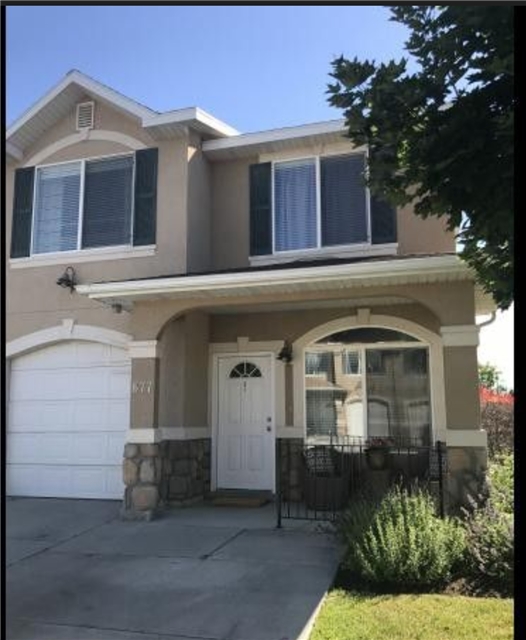 Sandy Townhome: 677 W Villa Bluff Dr