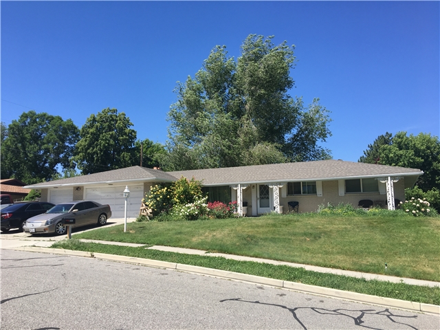 Murray House: 6082 S Glen Oaks St