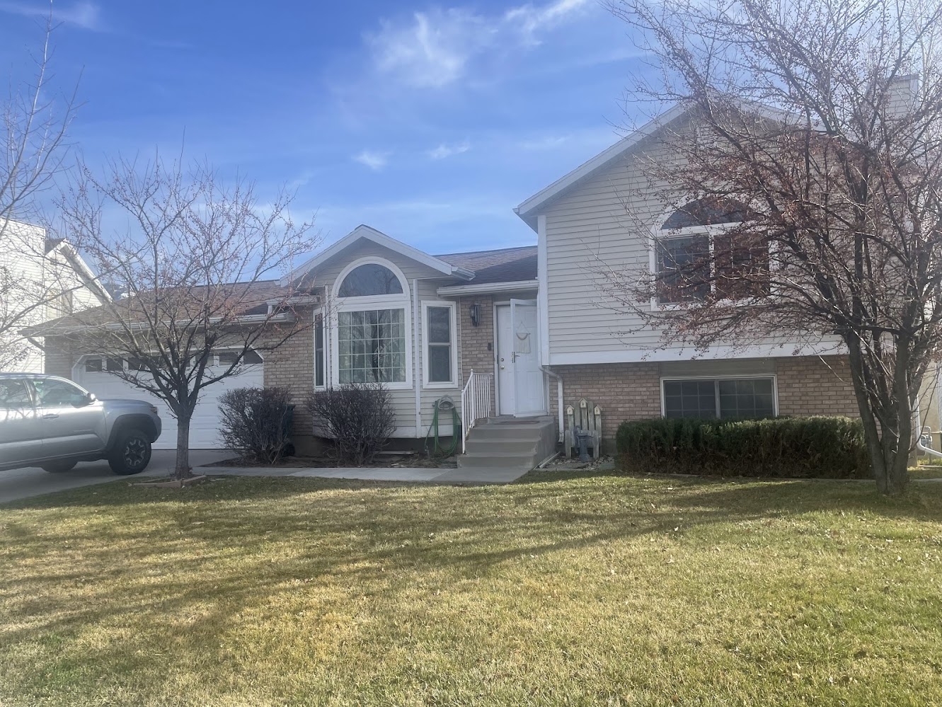 Sandy House: 758 E New England Dr