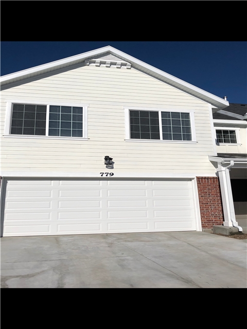 Sandy Townhome: 779 E Newfield Dr