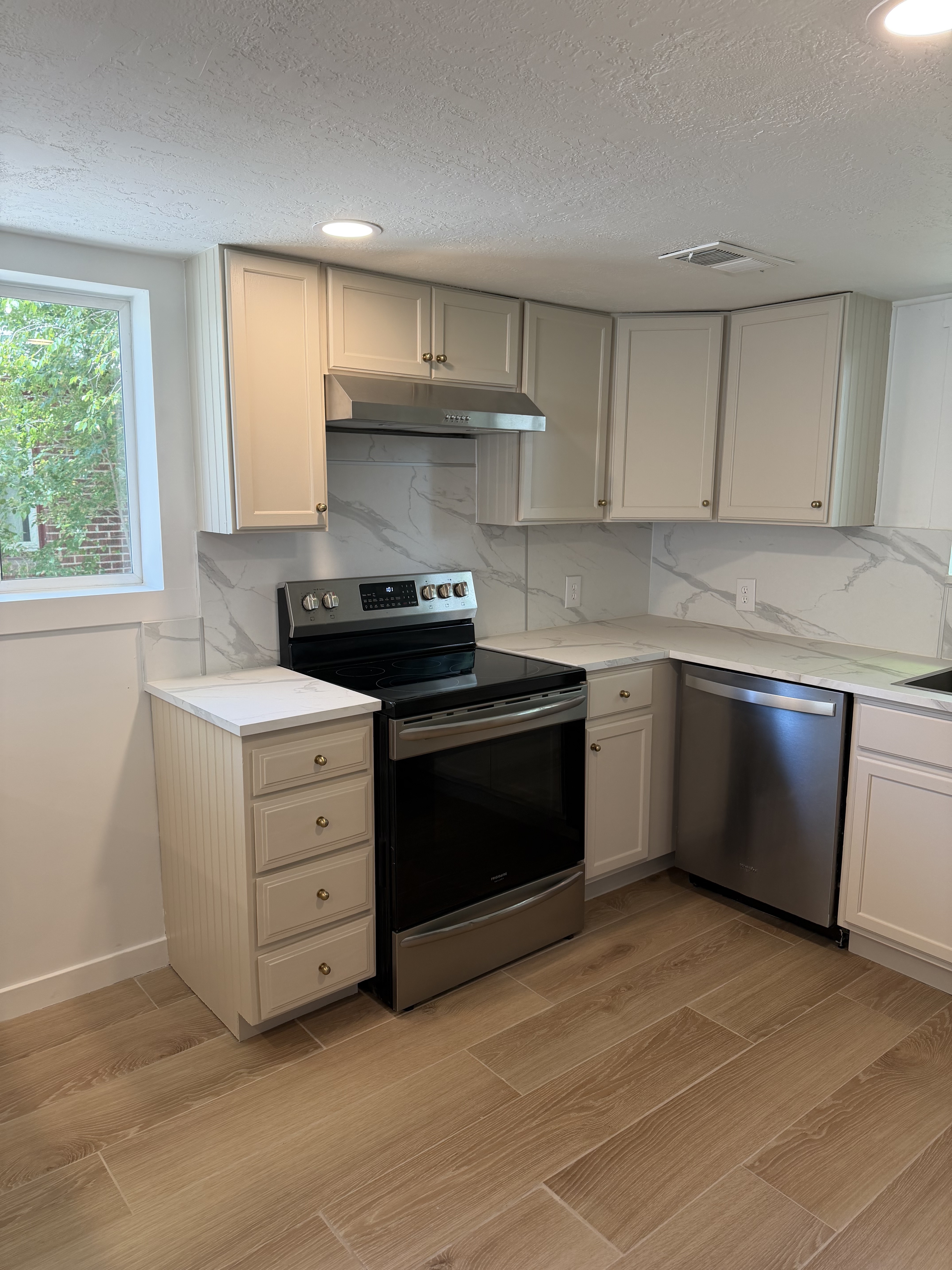 Ogden Apartment: 670 Healy St