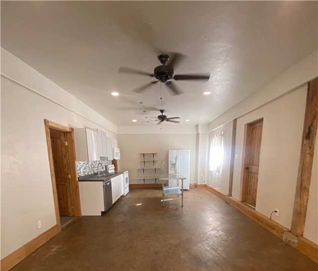 Loa Apartment: 34 N Main St