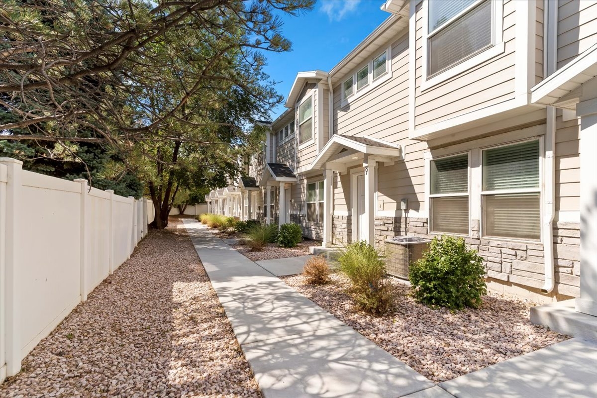Ogden Townhome: 1173 W Shady Brook Ln