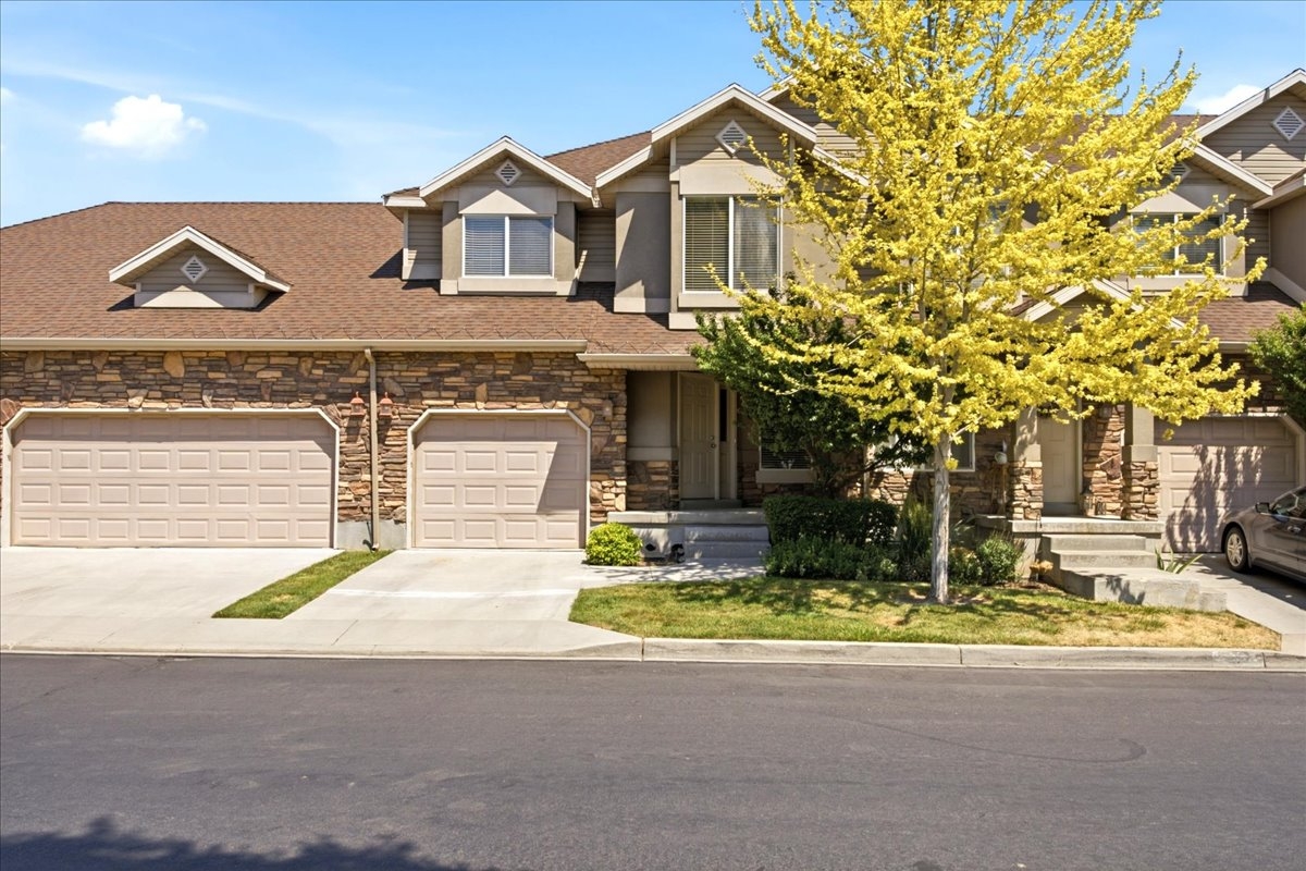 Layton Townhome: 672 E Clearwater Dr