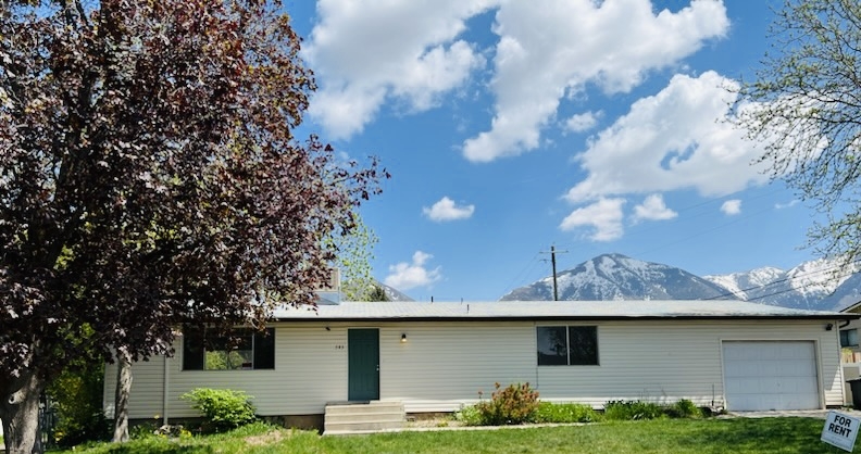 Salem House: 545 S Towers Dr