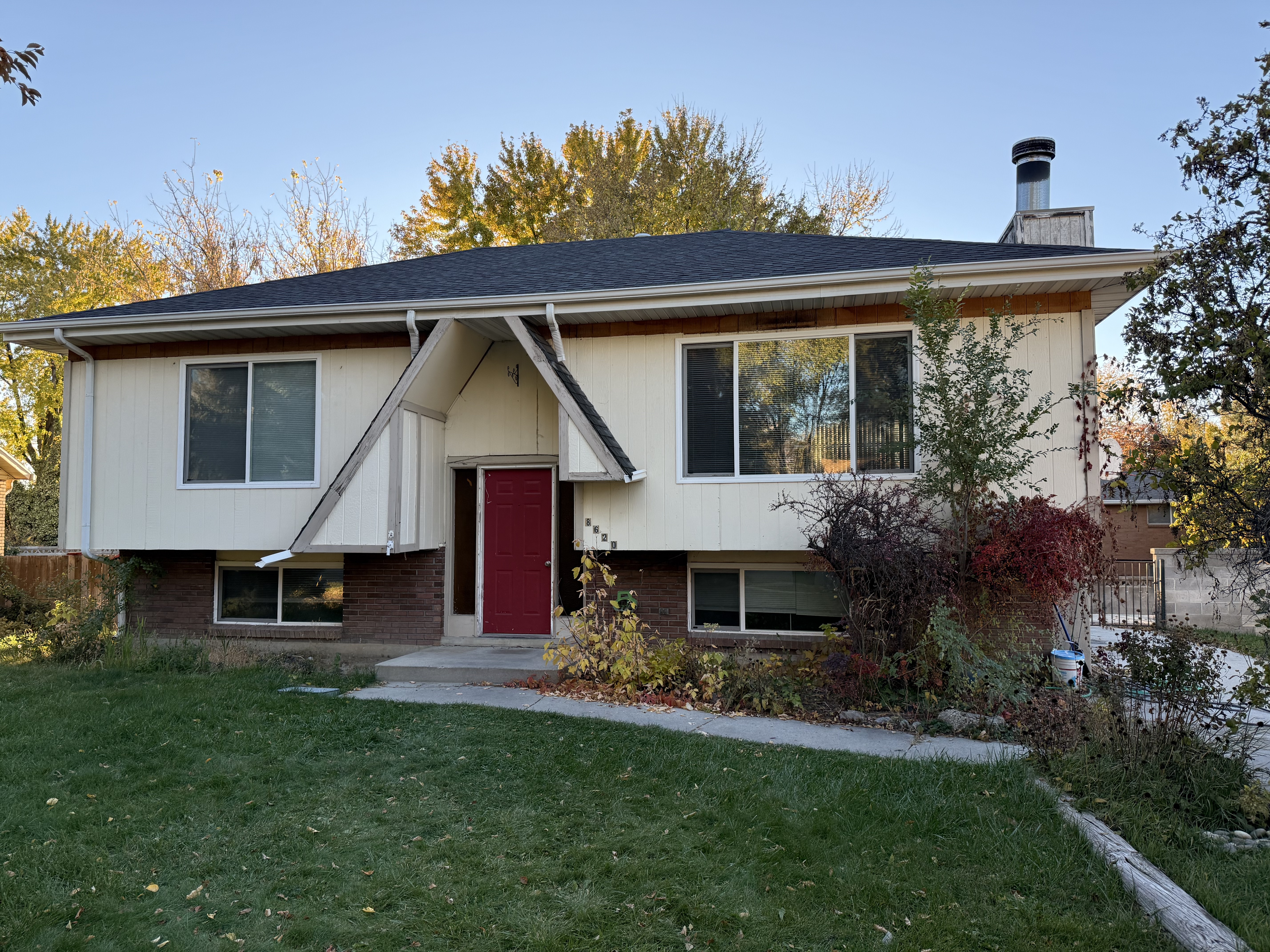 Sandy House: 8620 S Gladiator Way