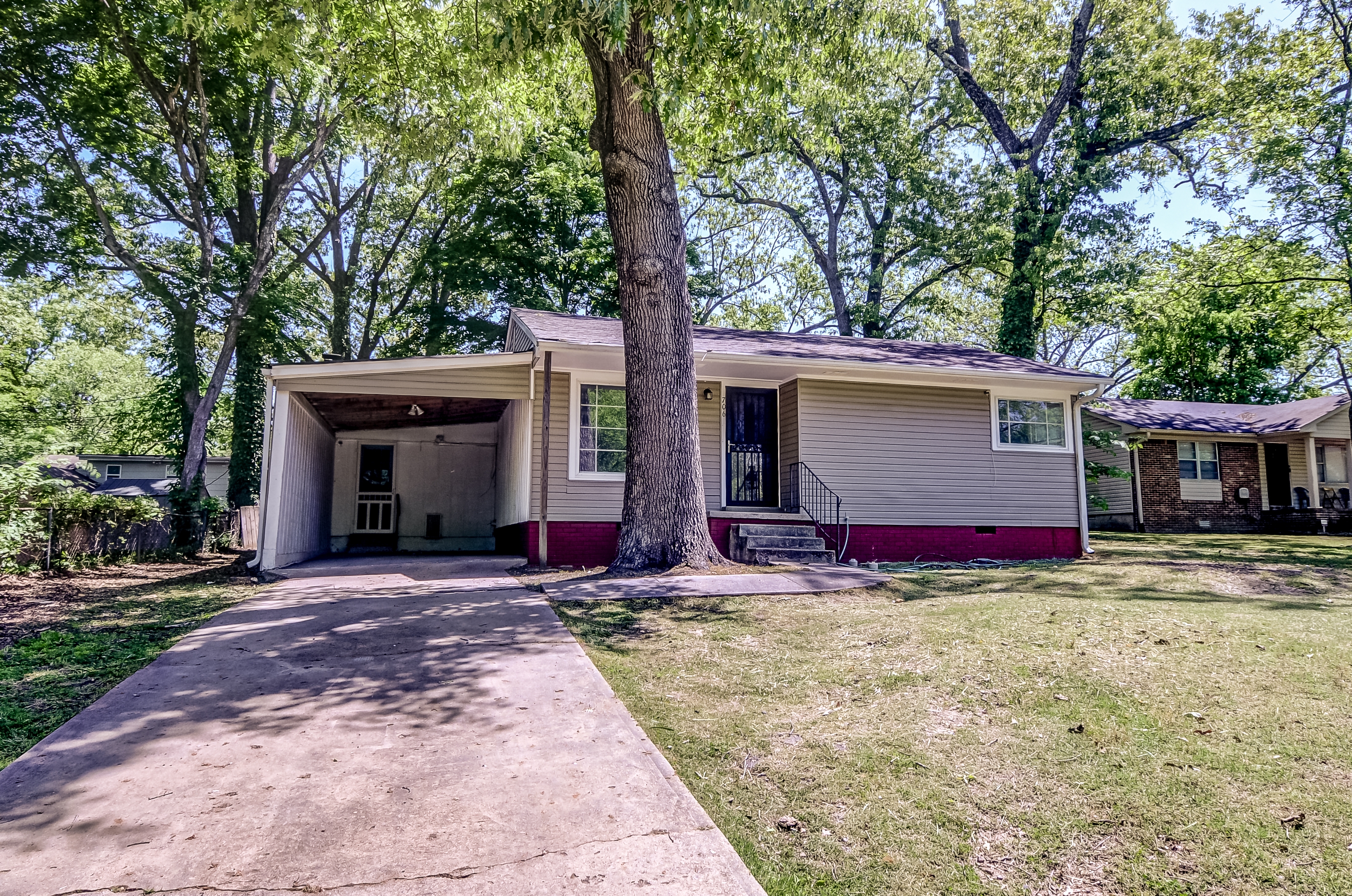 Somerville House: 706 Charleston St