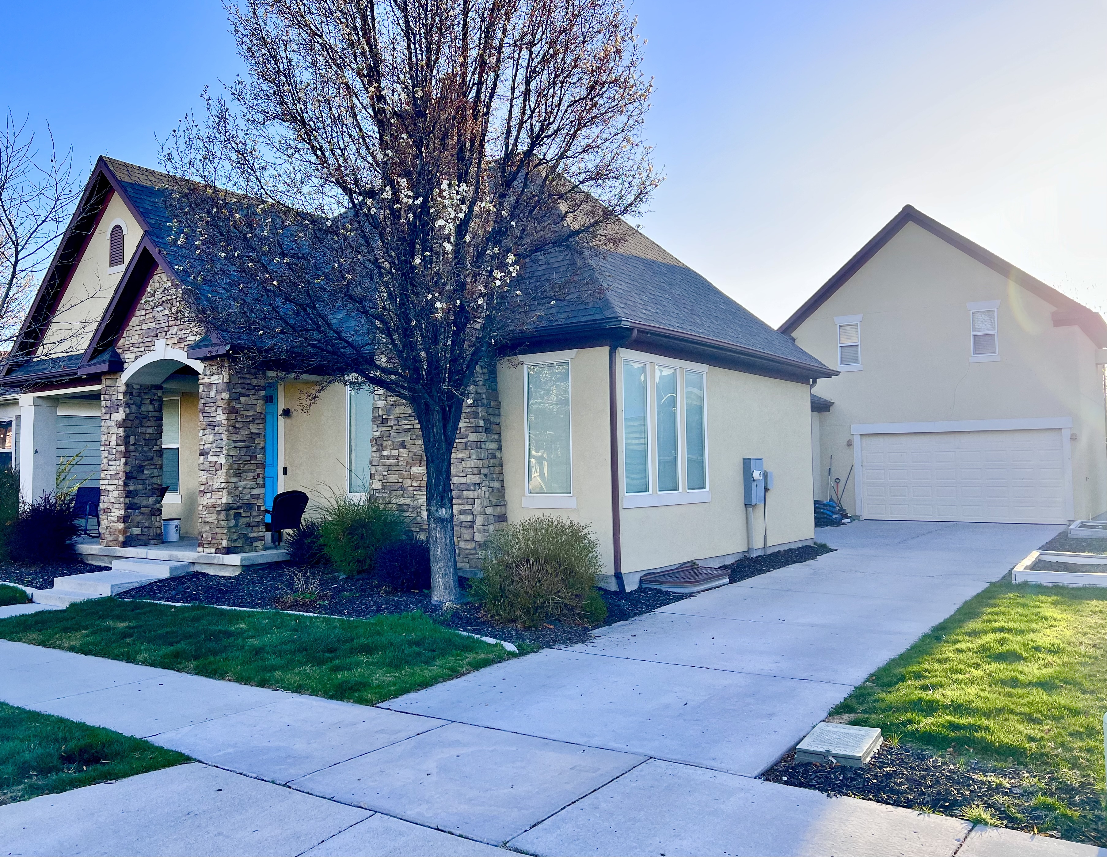 South Jordan House: 11759 S Lake Run Rd