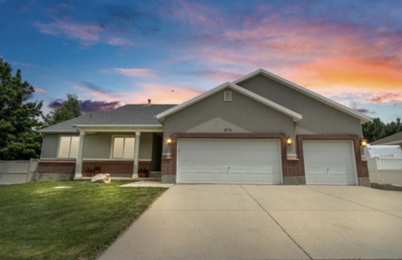 South Jordan House: 9711 S Skye Park Rd