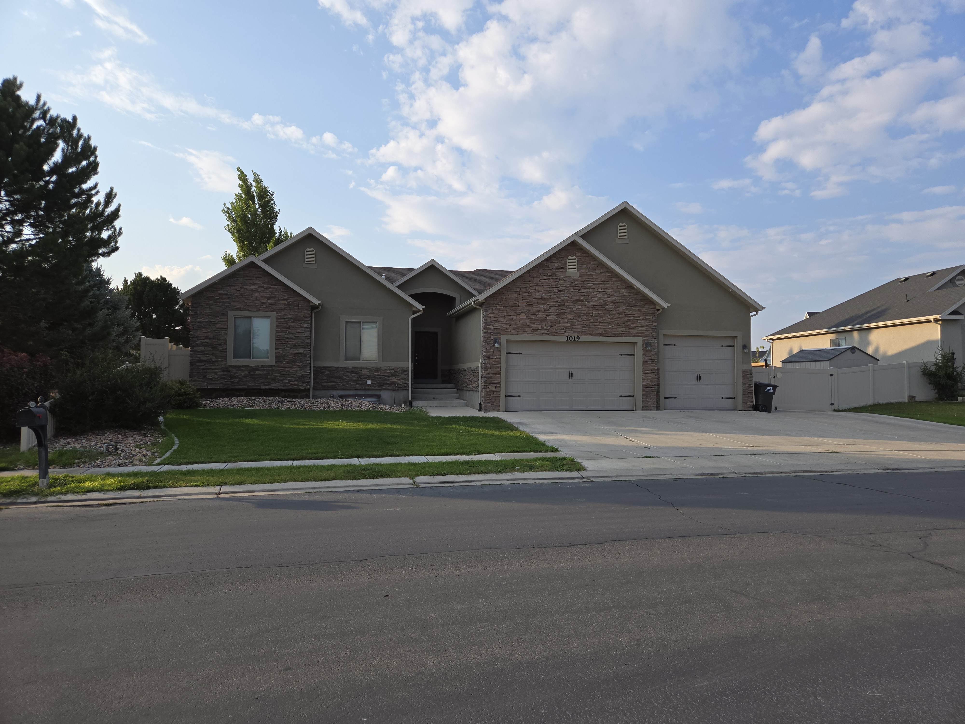 Eagle Mountain House: 1019 E Hunter Ln