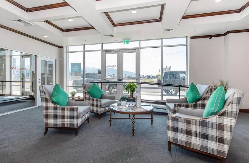 Murray Apartment: 196 W Vine Street