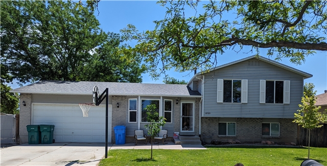 Riverton House: 12725 S Bergen Cir