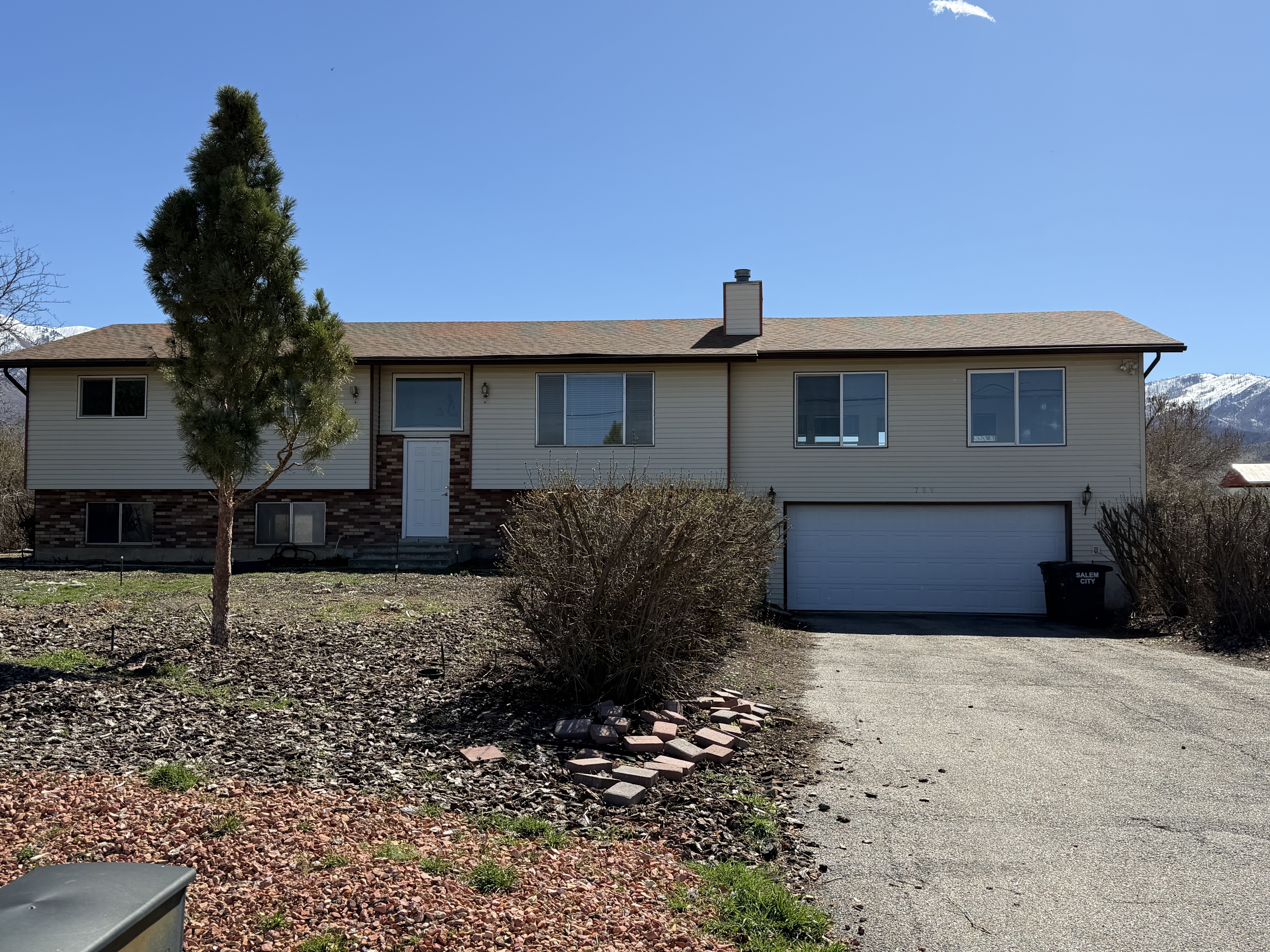 Salem House: 709 W 800 S