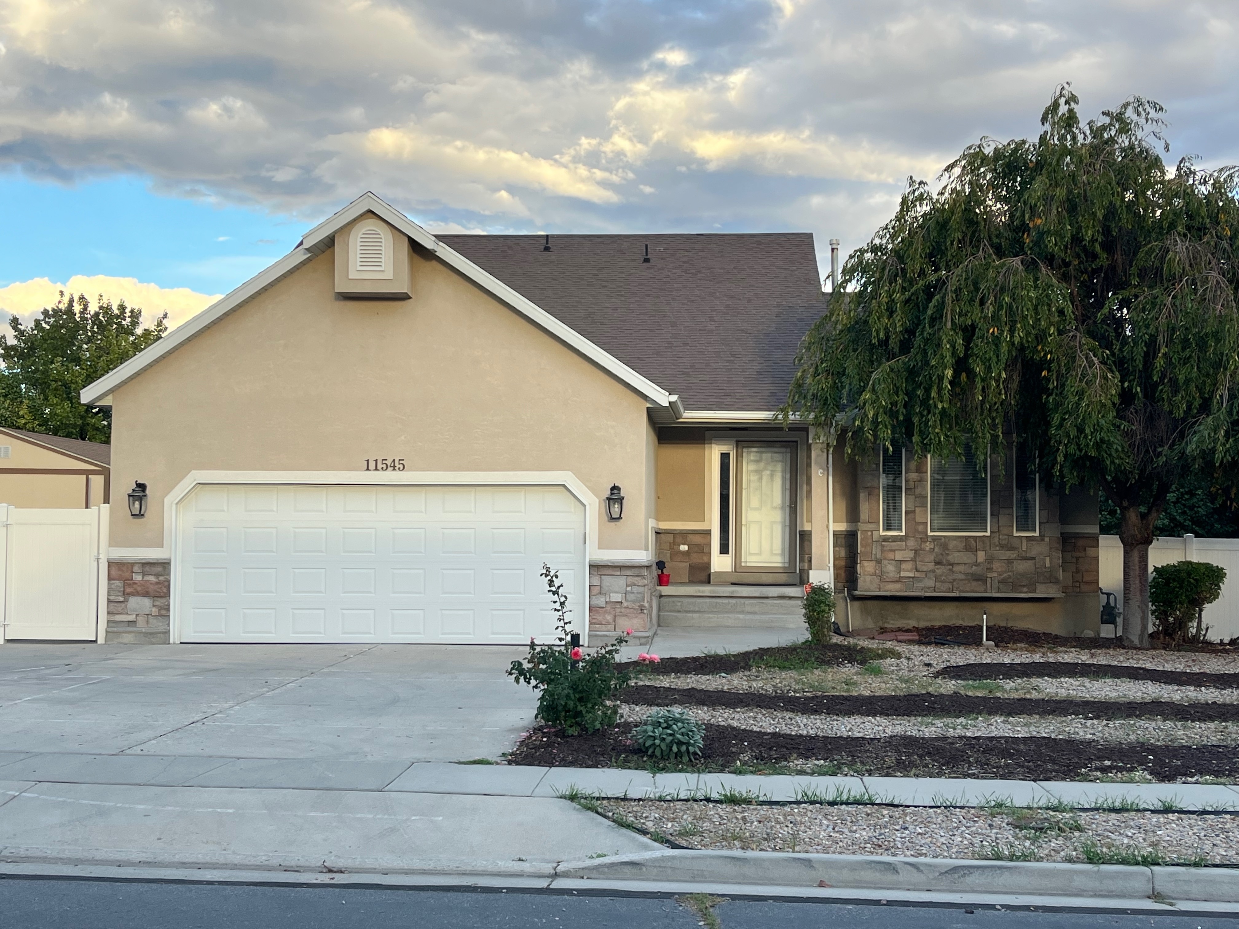 South Jordan House: 11545 S Country Farm Cir