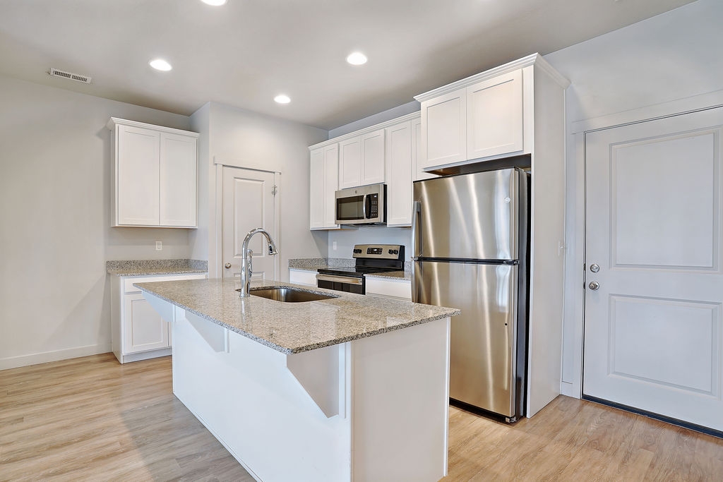 Murray Apartment: 4878 S Murray Blvd